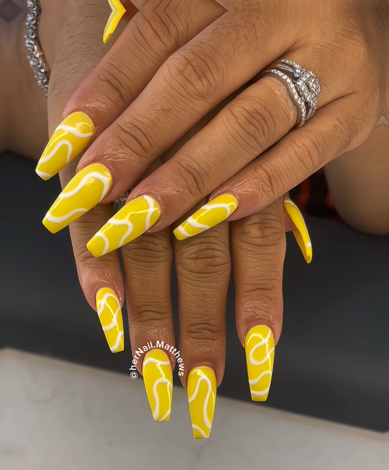 her NAIL SALON logo